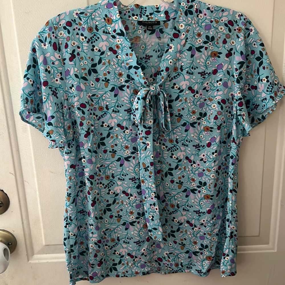 TALBOTS BLUE FLORAL PRINTED SHORT SLEEVE BLOUSE: NEW WITHOUT TAGS: XS
